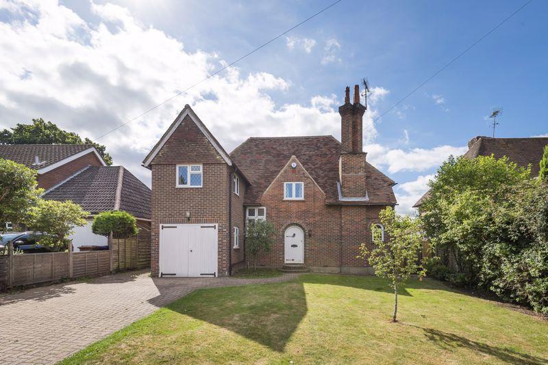 Highfield Crescent, Hindhead 4 bed detached house - £2,500 pcm (£577 pw)