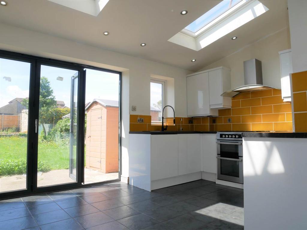 Elmfield Road, Twydall, Gillingham 5 bed semidetached house £1,550 pcm (£358 pw)