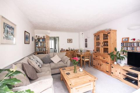 27 Barnett Way, Uckfield, TN22 1XH
