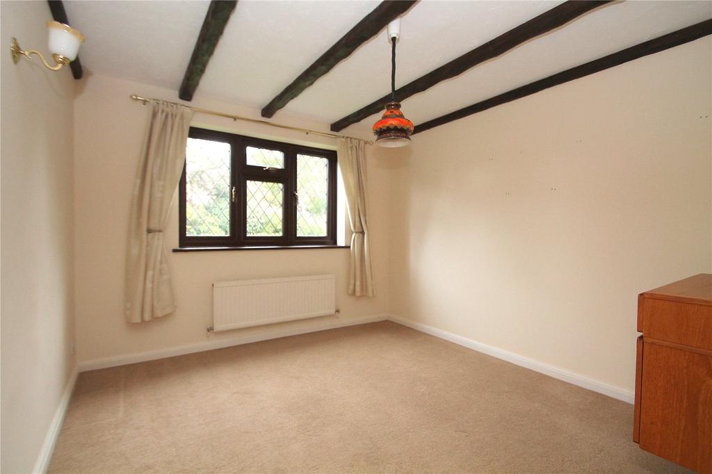 Pevensey Way, Frimley, Camberley... 4 bed detached house £1,995 pcm