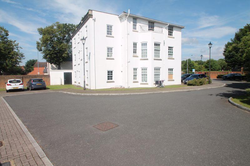 Upton Court Road, Slough, SL3 1 bed apartment £875 pcm (£202 pw)