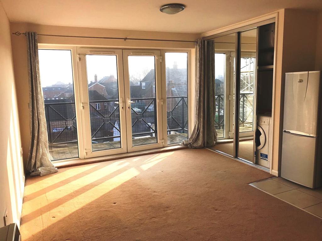 Camp Road, Farnborough Studio £675 pcm (£156 pw)