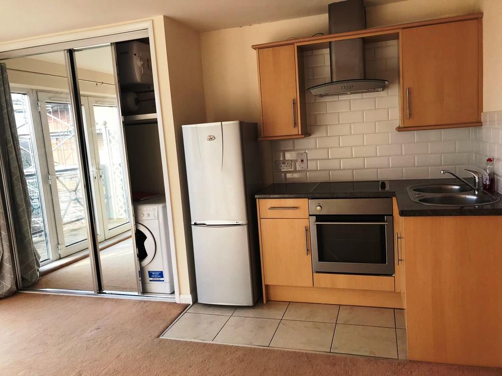 Camp Road, Farnborough Studio £675 pcm (£156 pw)