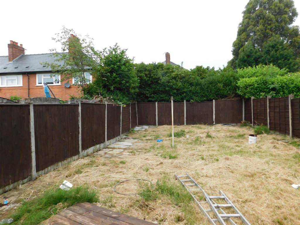 Briscoe Lane, Manchester 3 bed semidetached house £950 pcm (£219 pw)
