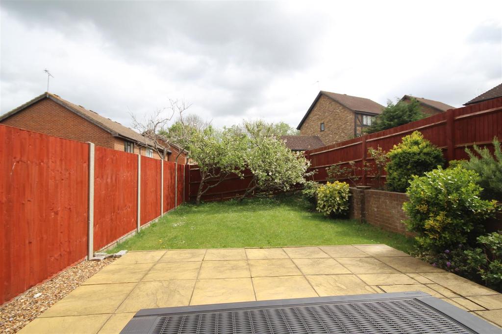 Foxglove Gardens Guildford 2 bed house £1,300 pcm (£300 pw)