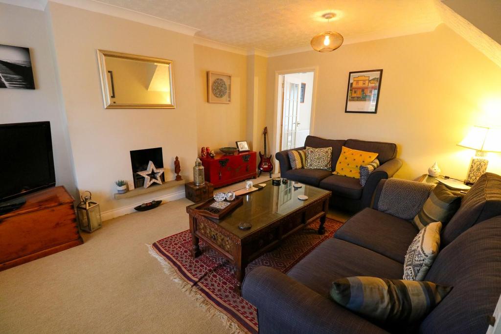 Frosty Hollow, East Hunsbury, Northampton, NN4 3 bed detached house £