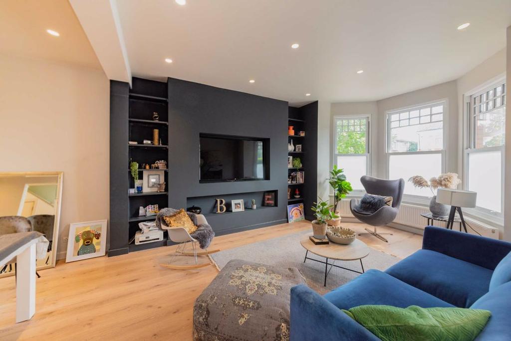 Bow Lane, Finchley, London, N12 4 bed semidetached house £995,000