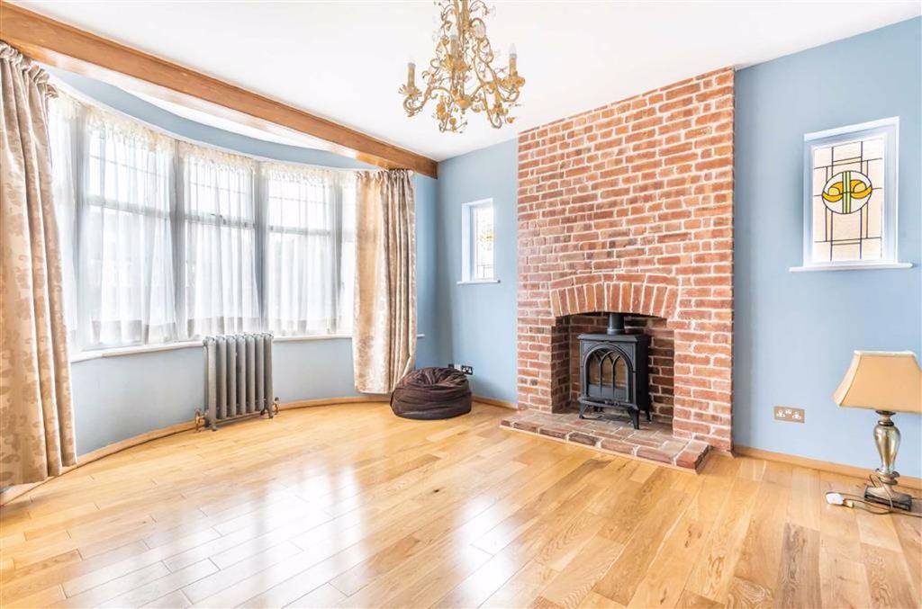 Lynton Mead, Totteridge 4 bed semidetached house £1,070,000