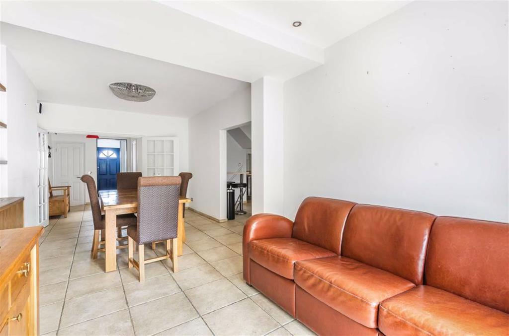 Lynton Mead, Totteridge 4 bed semidetached house £1,070,000