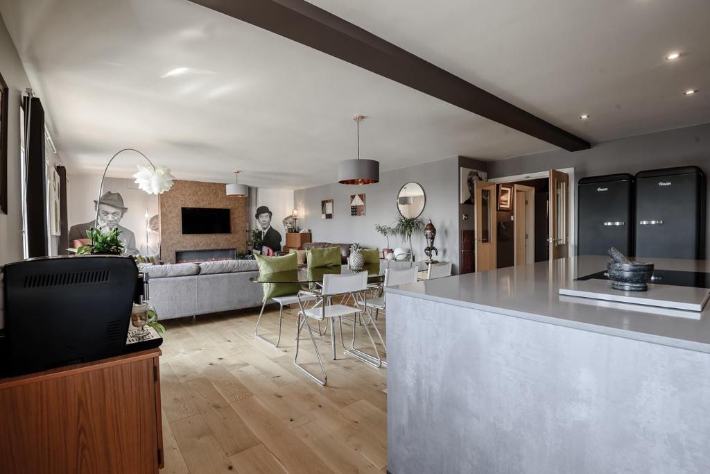 8470331-interior10.jpg