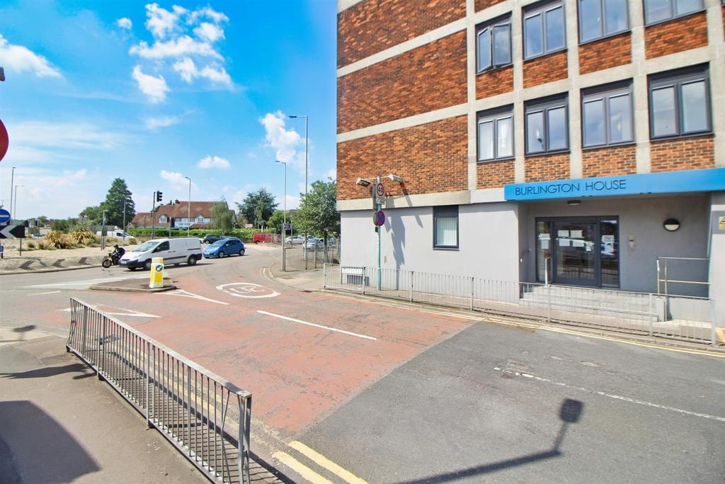 Swanfield Road, Waltham Cross 2 bed apartment £249,995