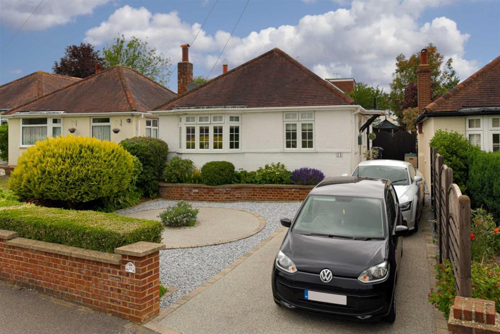 Fairlawn Grove, Banstead 2 bed detached bungalow £575,000