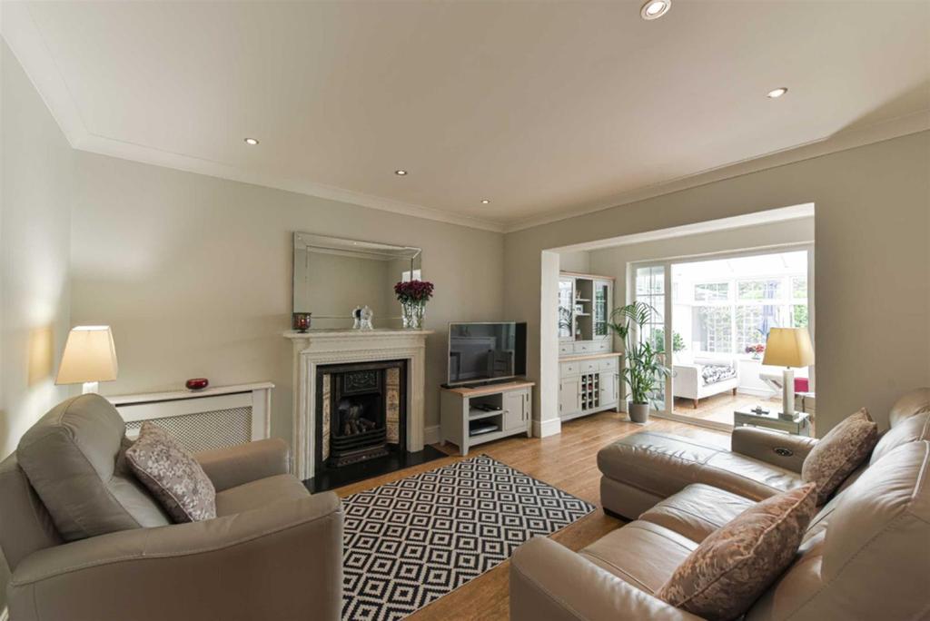 Fairlawn Grove, Banstead 2 bed detached bungalow £575,000