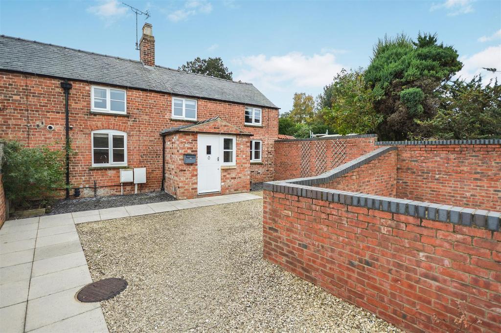 Hall Drive, Canwick, Lincoln 2 bed semidetached house £800 pcm (£185 pw)