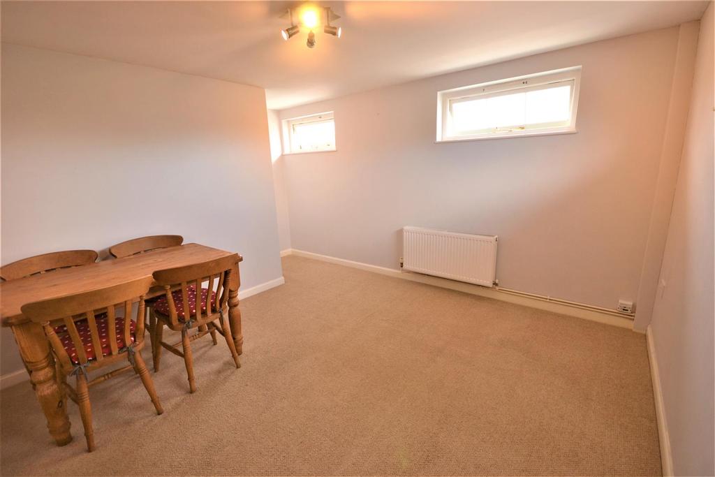 High Street, Southminster 2 bed apartment £775 pcm (£179 pw)