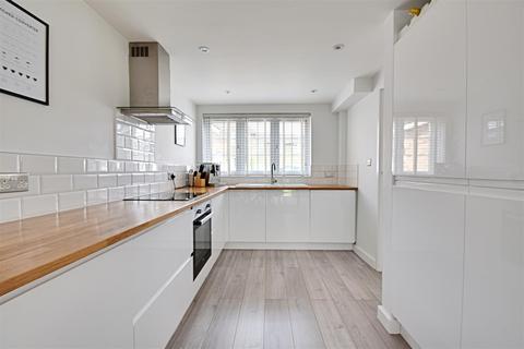 5 Quebec Close, Bexhill-on-sea, TN39 4HX
