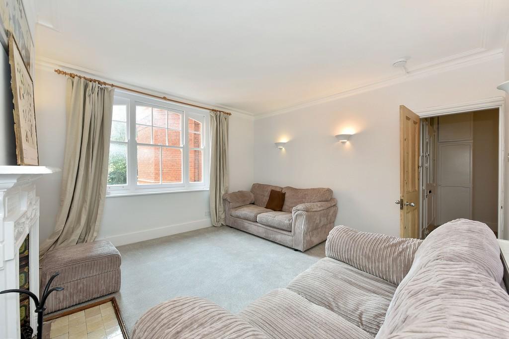 Queens Club Gardens, Barons Court, W14 3 bed apartment £2,925 pcm (£