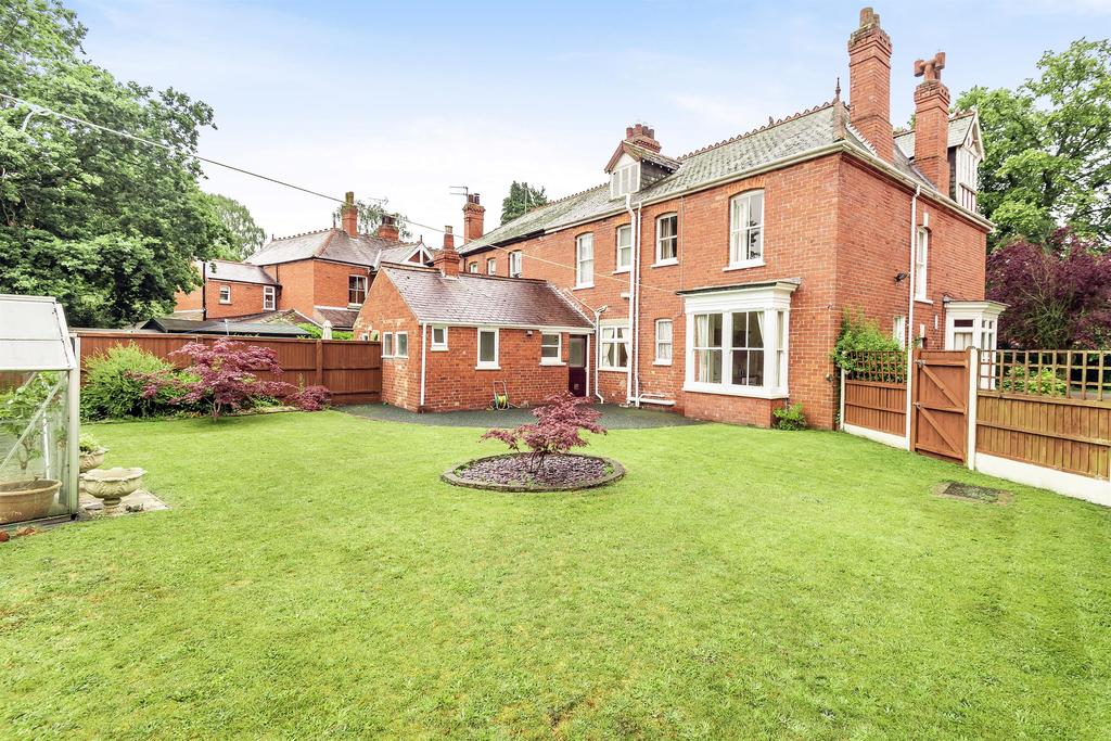 Sylvan Avenue, Woodhall Spa, Lincs, LN10 6SL 7 bed semidetached house