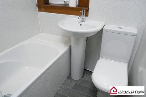 2 bedroom flat to rent, Gates Road, Renfrewshire PA12