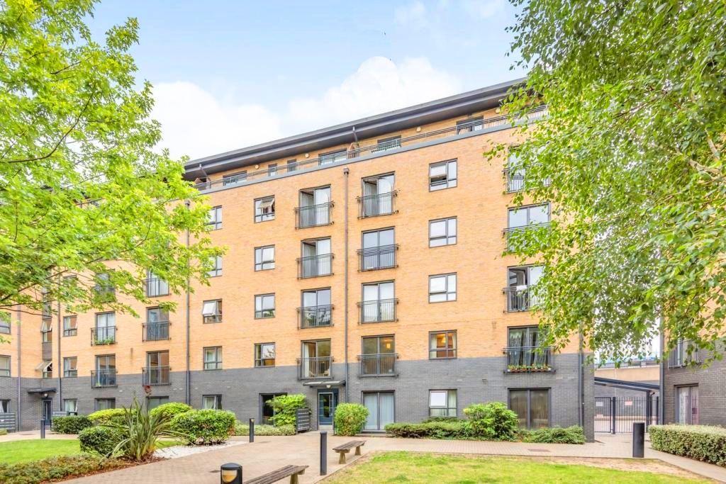 Wealden House, Capulet Square... 1 bed apartment £1,250 pcm (£288 pw)