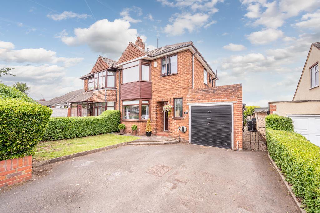 Standhills Road, Kingswinford, DY6 8JS 3 bed semidetached house £250,000