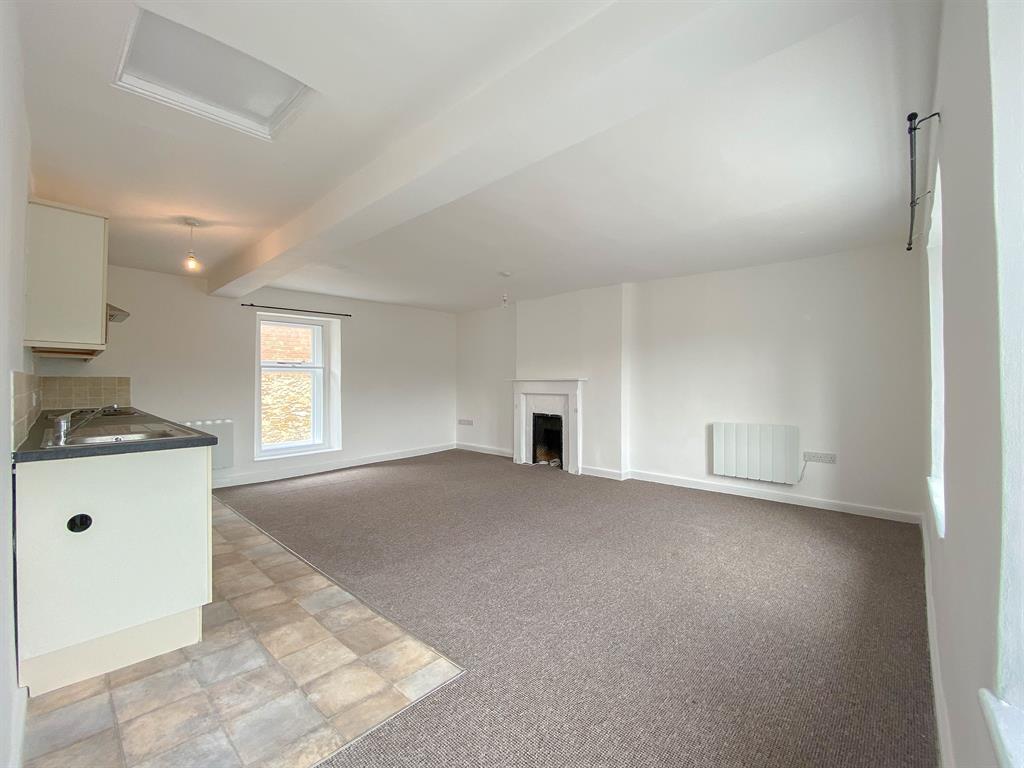 Long Street, Dursley, GL11 4HL 2 bed apartment £127,500