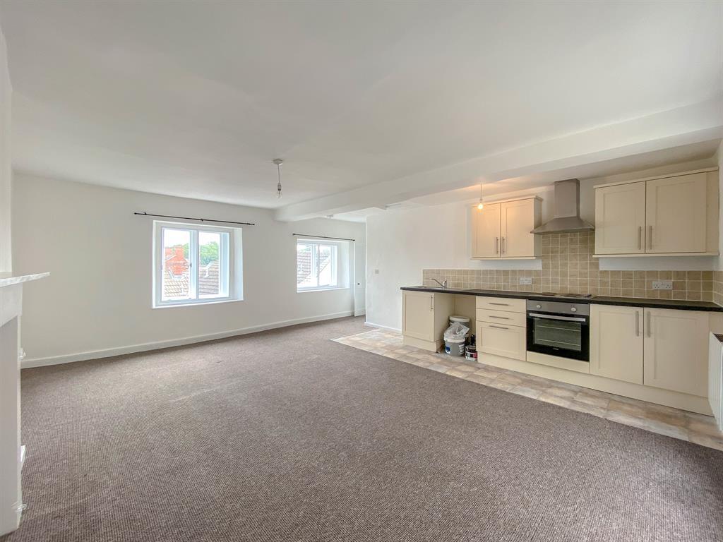 Long Street, Dursley, GL11 4HL 2 bed apartment £127,500