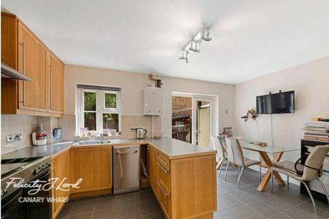 4 bedroom apartment to rent, Severnake Close, London