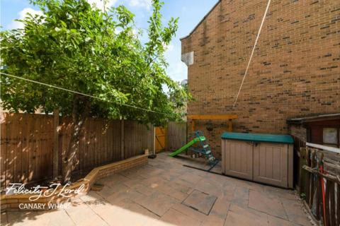 4 bedroom apartment to rent, Severnake Close, London