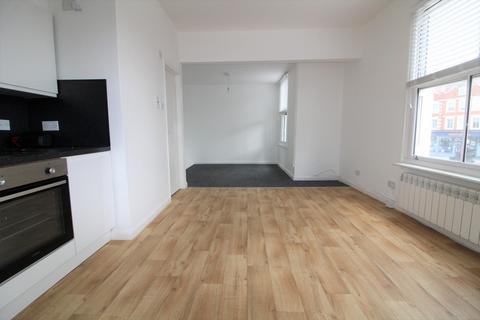 Studio to rent, Station Road, Winchmore Hill, N21