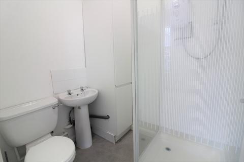 Studio to rent, Station Road, Winchmore Hill, N21