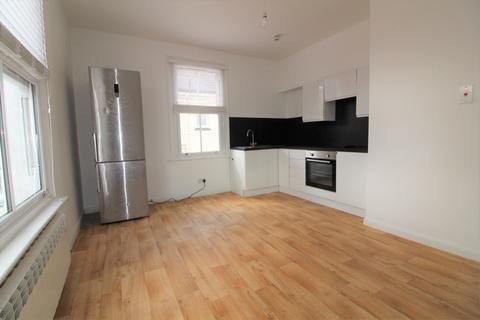 Studio to rent, Station Road, Winchmore Hill, N21