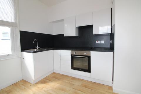 Studio to rent, Station Road, Winchmore Hill, N21