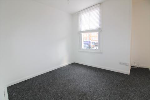 Studio to rent, Station Road, Winchmore Hill, N21