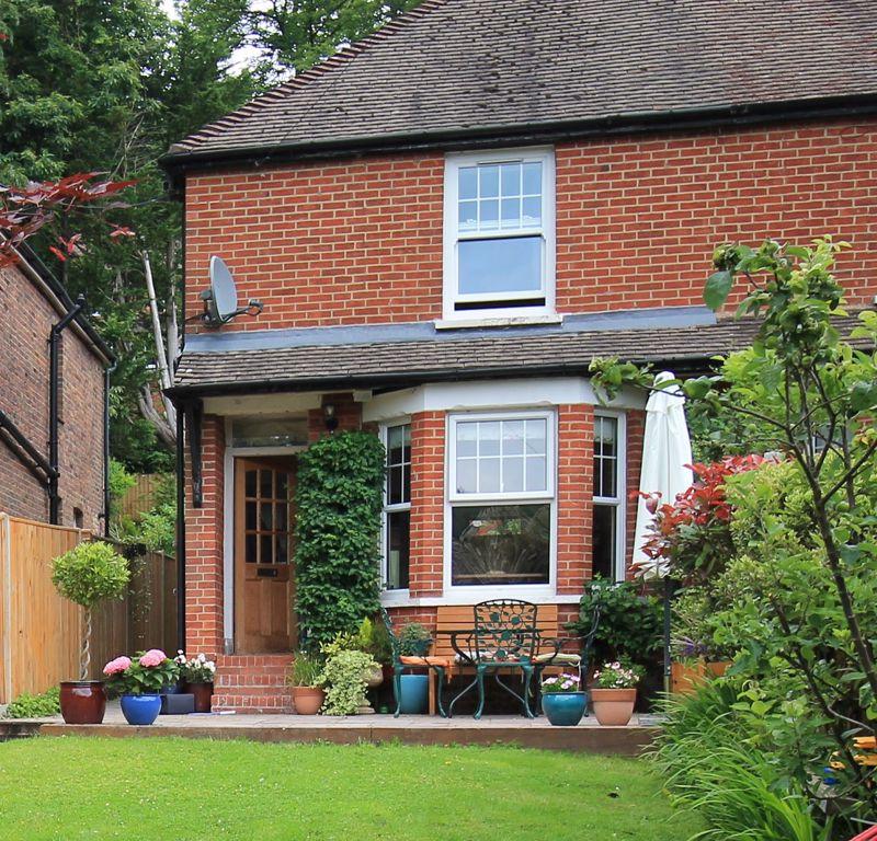 Underwood Road, Haslemere 3 bed semidetached house £590,000