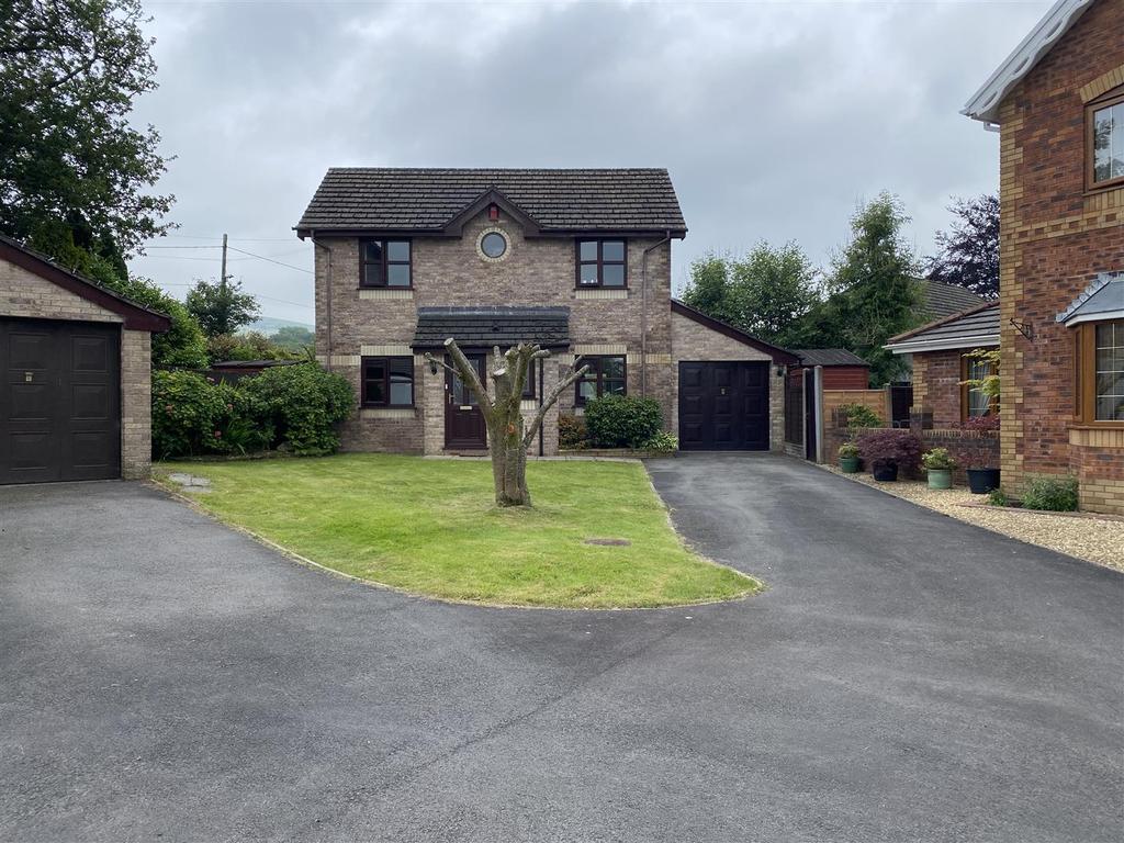 Llys Y Deri, Hopkinstown, Ammanford 3 bed detached house £240,000