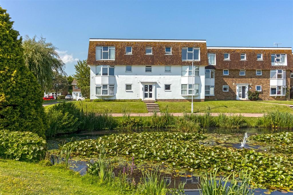 Westlake Gardens, Worthing 2 bed apartment £895 pcm (£207 pw)