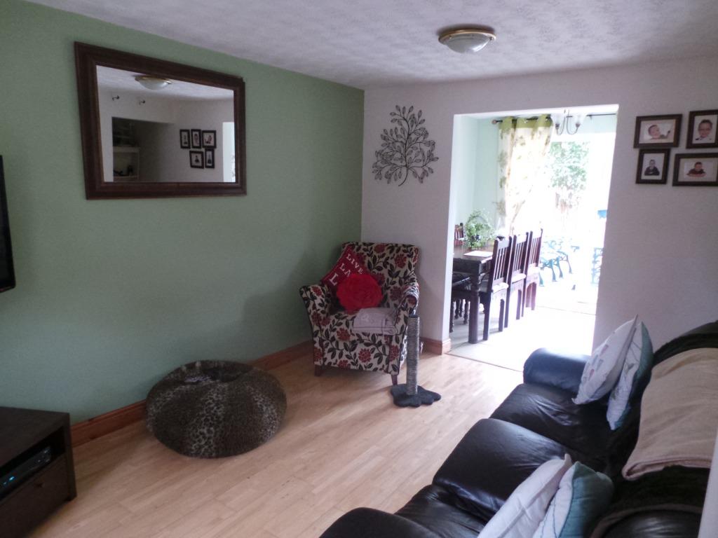 Hazelwood Drive, Grantham, NG31 3 bed terraced house £725 pcm (£167 pw)