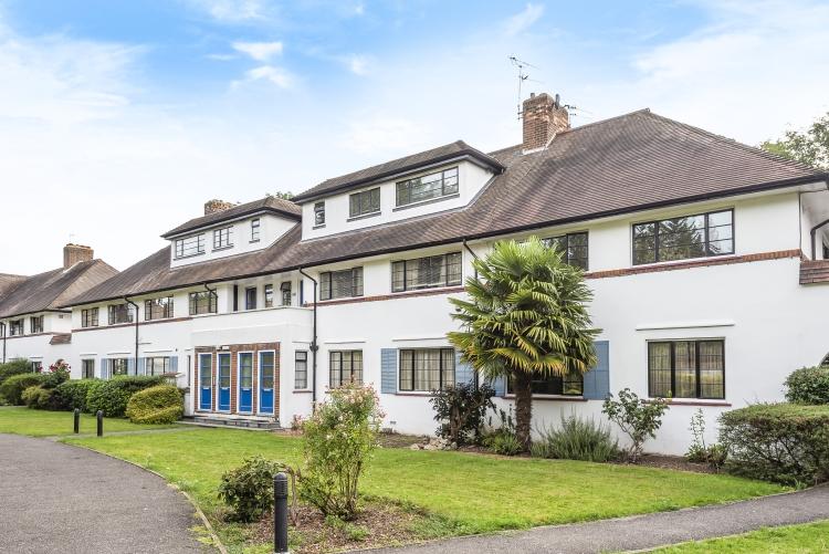 Popes Avenue Twickenham TW2 3 bed apartment £1,350 pcm (£312 pw)