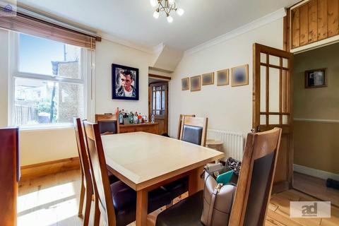 3 Cary Road, London, E11 3LG
