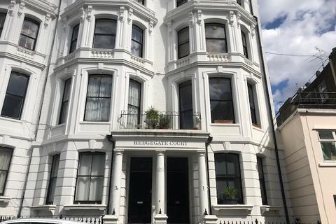 1 bedroom in a flat share to rent, POWIS  TERRACE, NOTTINHILL GATE , LONDON W11