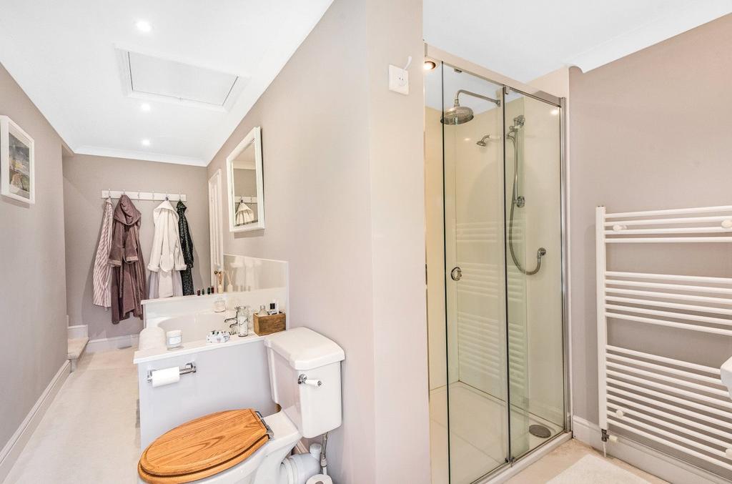 En S Bath/Shower Rm
