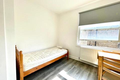 Studio to rent, Warwick Road, Earls Court, London SW5