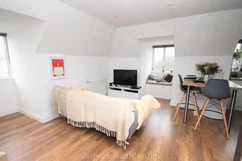 undefined, Dukes Avenue, New Malden