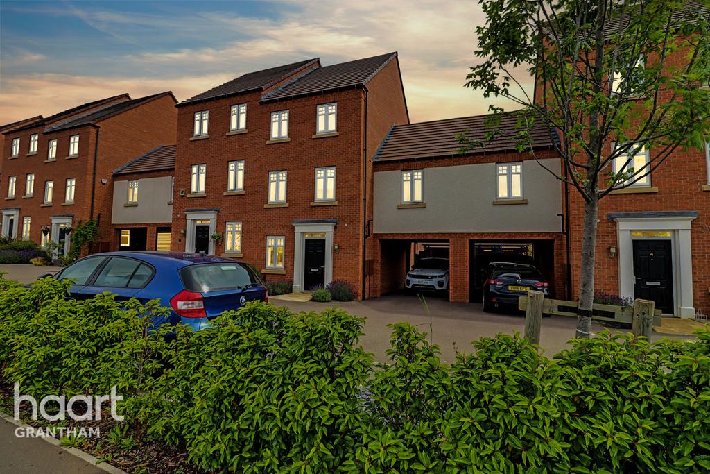 Penrhyn Way, Grantham 4 bed townhouse £280,000