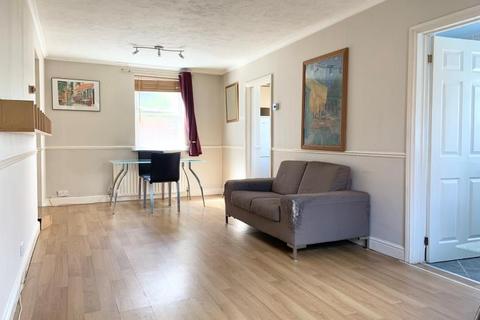 2 bedroom flat to rent, Moorlands Road