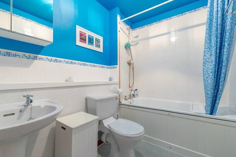 17/52 Johns Place, Edinburgh, EH6 7EN