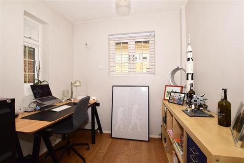 30 Aperdele Road, Leatherhead, KT22 7QT