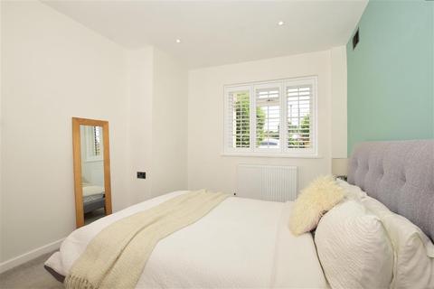 30 Aperdele Road, Leatherhead, KT22 7QT