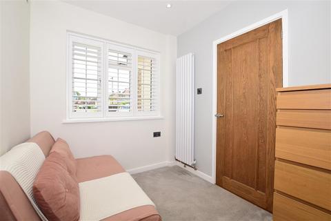 30 Aperdele Road, Leatherhead, KT22 7QT